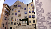 Bemaltes Haus am Martingsplatz bei Schulen Chur
