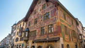 Das Haus zum Ritter ist eine der vielen Sehenswürdigkeiten nahe der Schulen in Schaffhausen 