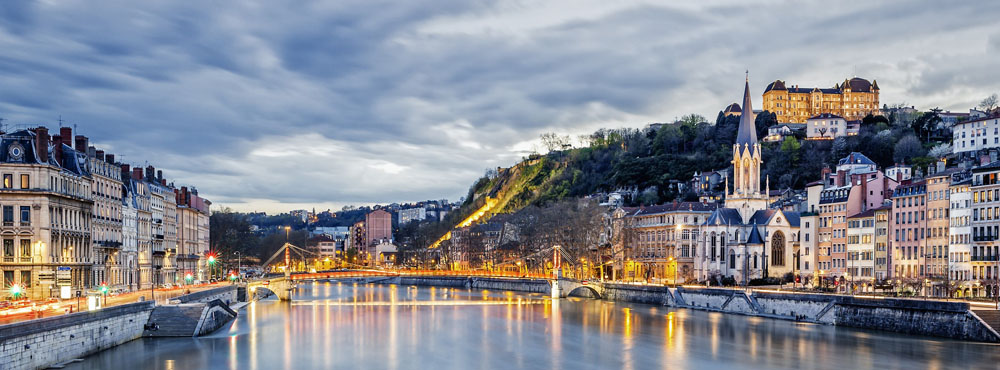 Blick von der Saône auf die Stadt Lyon