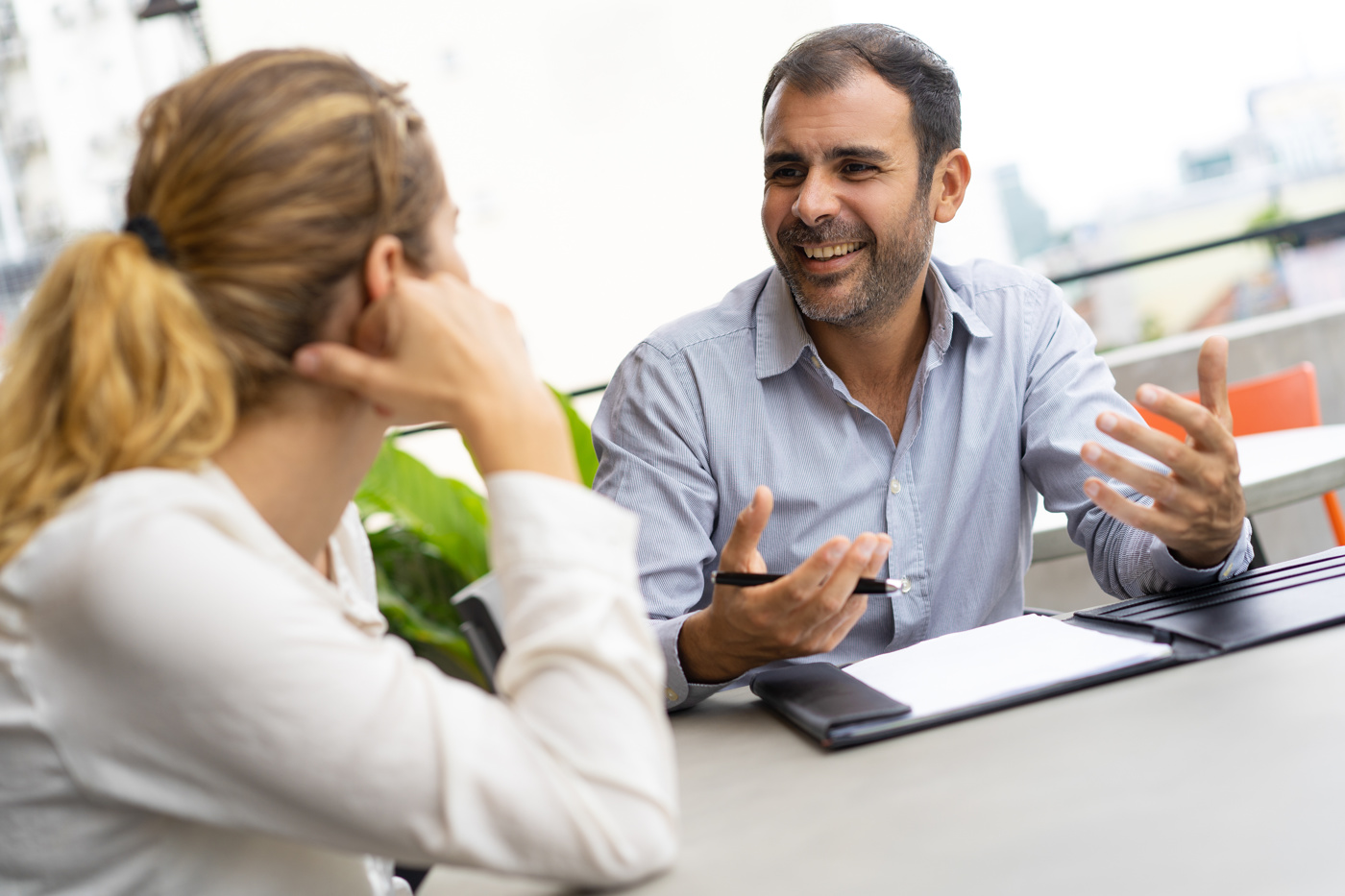 A financial advisor with an IAF degree advises a client on her wealth accumulation.