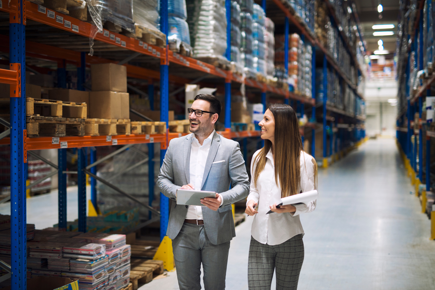 A logistics manager with a federal diploma looks for optimization possibilities in warehousing.