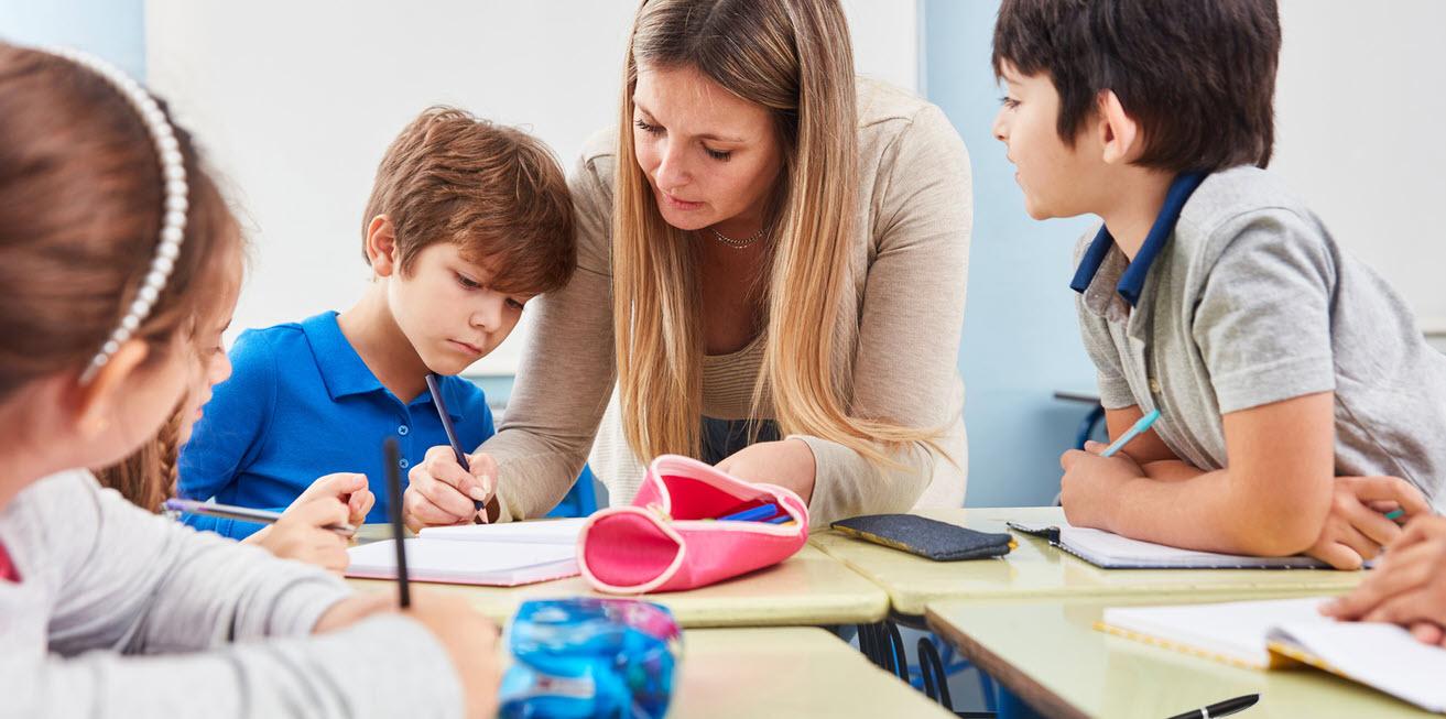 Eine Pädagogin bei der Arbeit mit Kindern