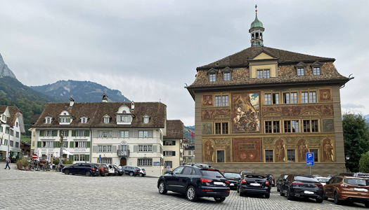 Anfahrt mit dem Auto an Schulen Schwyz und Parkieren auf Hauptplatz