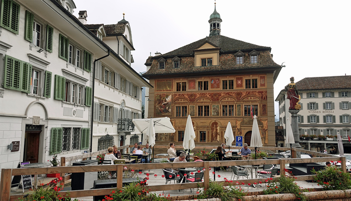Verpflegung auf dem Hauptplatz in Pausen von Schulen Schwyz