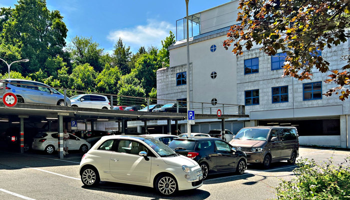 gute Erreichbarkeit der Schulen Burgdorf mit Auto und es gibt genügend Parkplätze