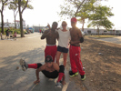 Sprachaufenthalt USA - Gruppenfoto mit einer Breakdance Gruppe am Hafen