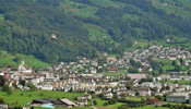 Blick aus der Ferne auf die Stadt mit Schulen Schwyz