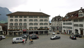 Hauptplatz mit Schulen Schwyz rundherum