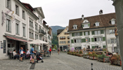 Nach Schule Schwyz durch Stadt flanieren