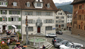 Brunnen Fontanna z Rycerzem bei Schulen Schwyz