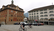 Im Wysses Rössli Restaurant beim Ratshaus einkehren nach Schule in Schwyz