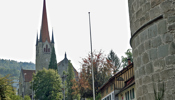 Katholische Kirche und Huwilerturm bei Schulen in Zug