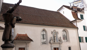 Liebfrauenkapelle mit Brunnen bei Schulen in Zug