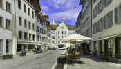 In der Innenstadt flanieren nach Besuch Schulen Aarau