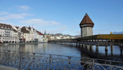 Berge und See nach Schulen Luzern an der Kapellbrücke geniessen