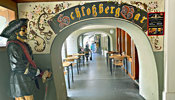 In der Schlossberg Bar einkehren nach Besuch Schulen Thun