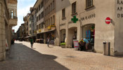 Die Marktgasse führt durch die Altstadt Winterthur mit zahlreichen Einkaufsmöglichkeiten, Restaurants und Bars