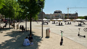 Der Sechsilütenplatz in Zürich Enge bietet eine gute Athmosphäre für Essen oder Freizeit