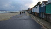 Sprachaufenthalt England - Strandspaziergang bei Tag (Bournemouth)