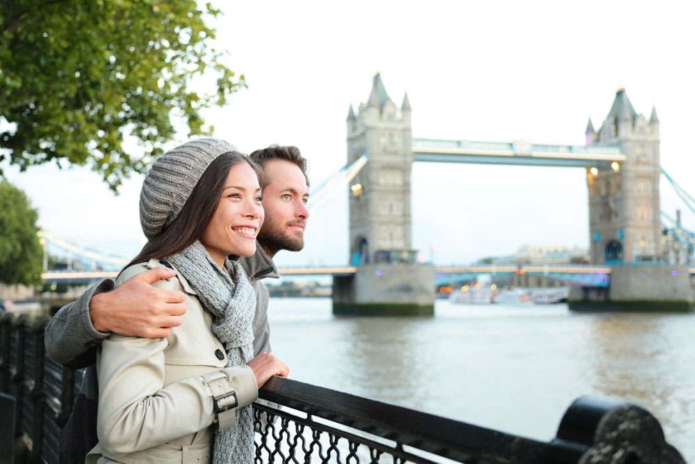 Paar vor der Tower Bridge in London
