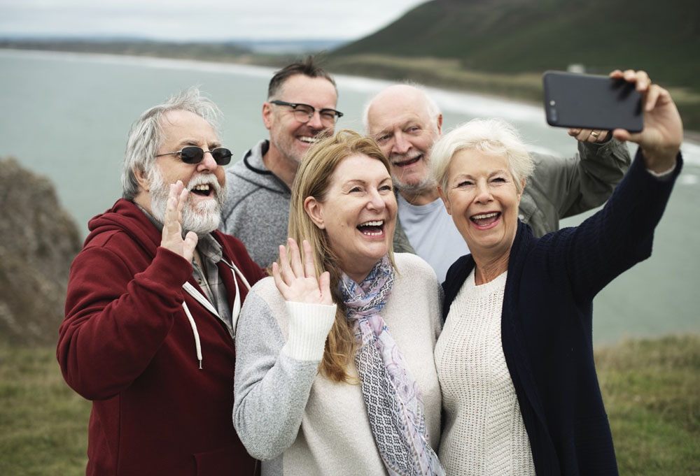 Eine Gruppe Erwachsener macht ein Gruppen-Selfie