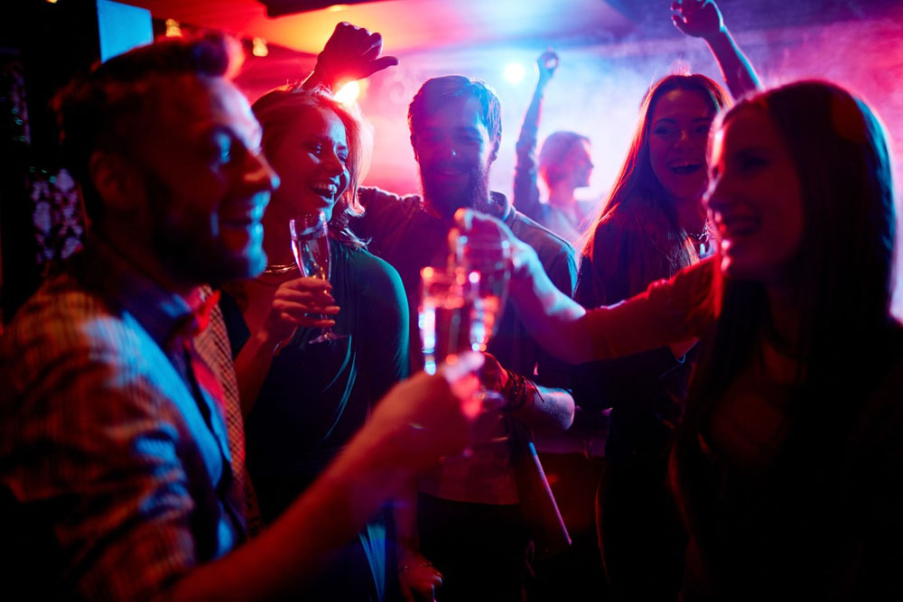 Menschen feiern in einem Club in England