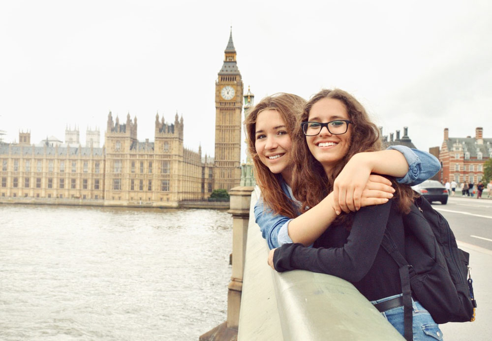 Zwei Schülerinnen mit dem Big Ben im Hintergrund