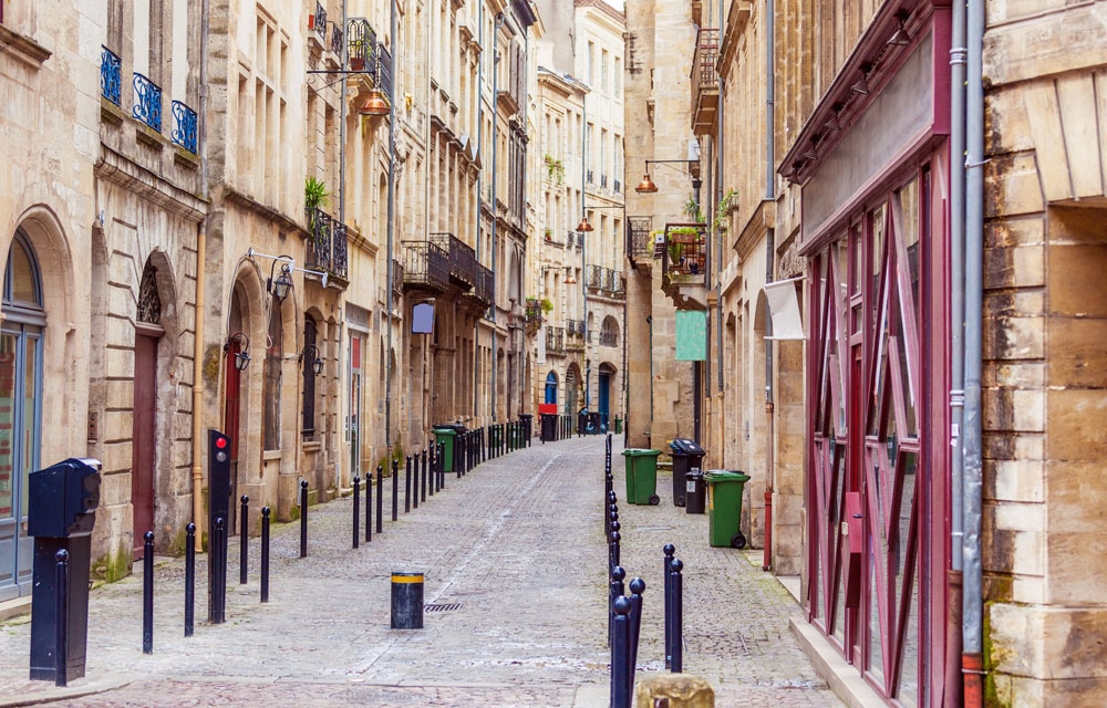 Romantische Gasse in der Altstadt von Bordeaux
