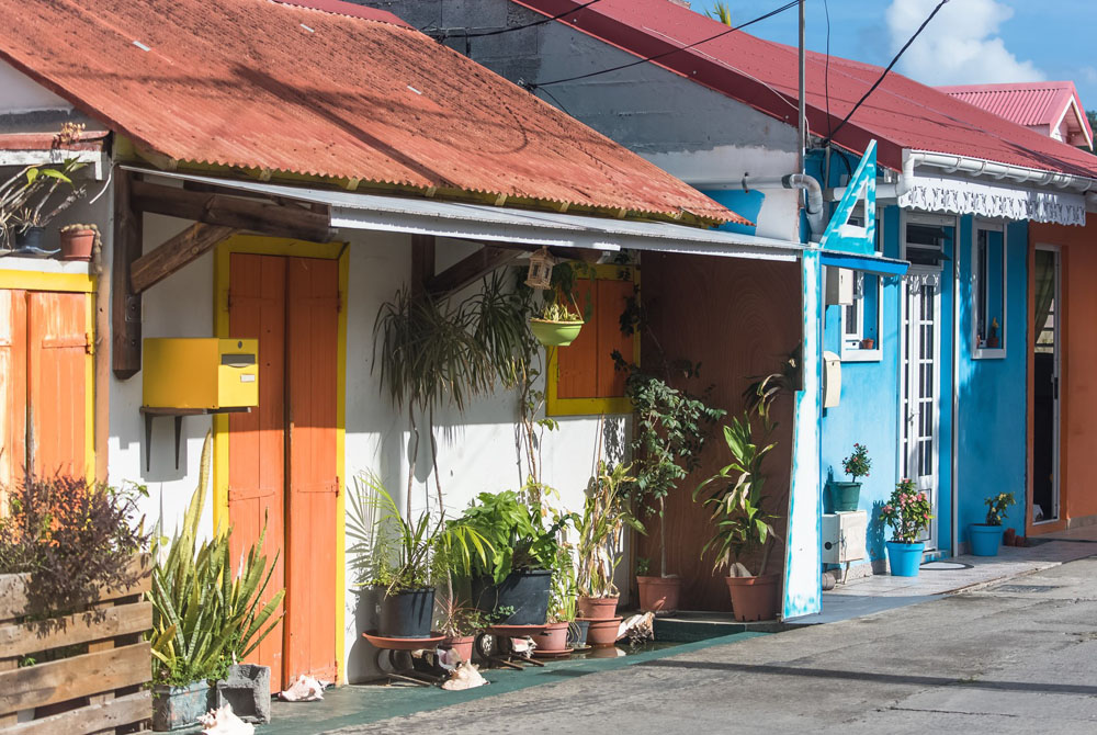 Farbige Häuser in Guadeloupe