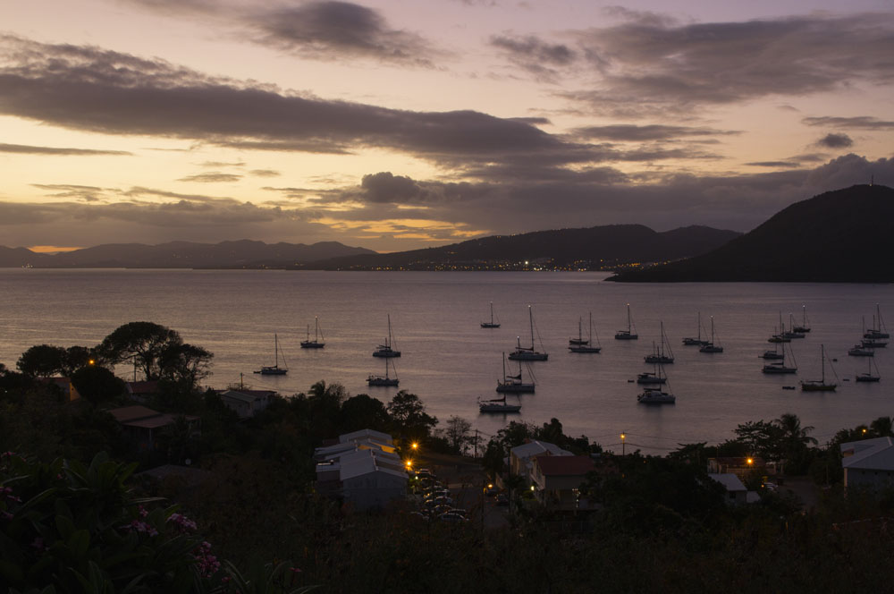 Romantische Bucht in Martinique im Sonnenuntergang