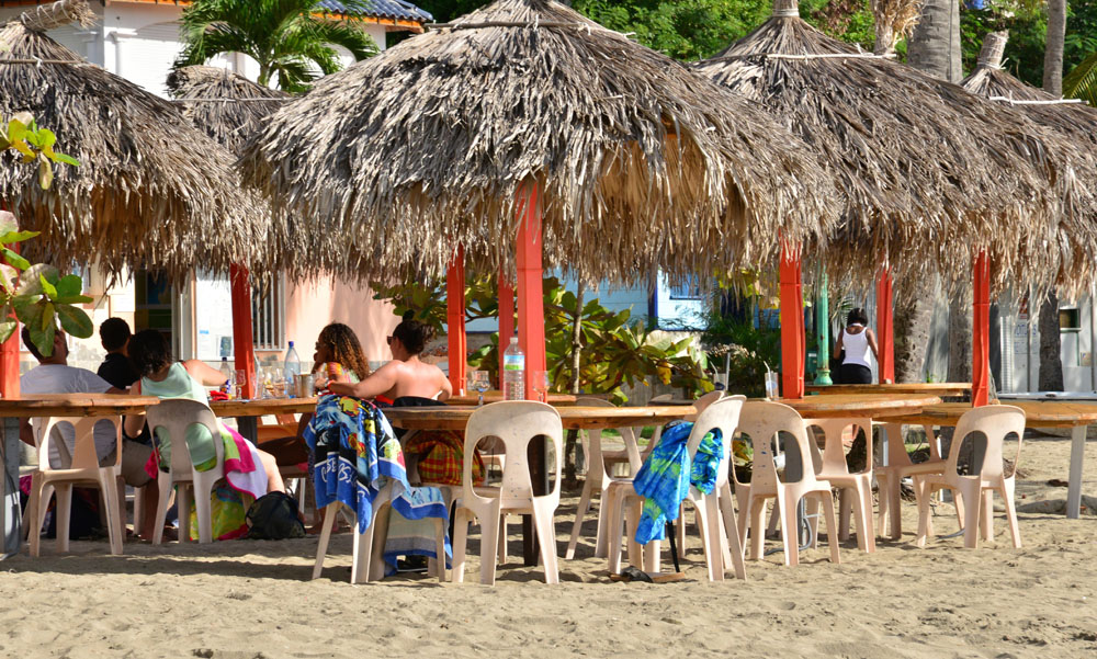 Ein Strandcafé in Martinique