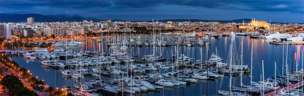Der Hafen von Palma de Mallorca bei Nacht
