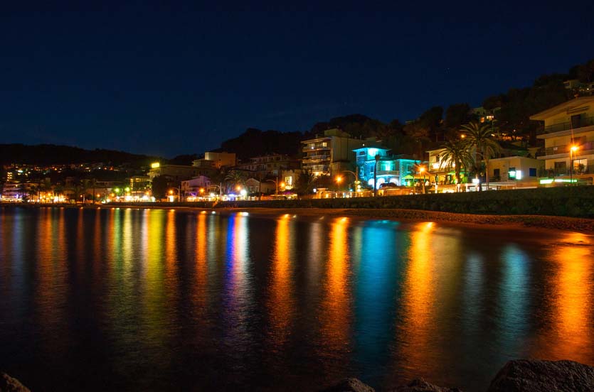 Die Hafenstadt Port de Sóller an der westlichen Küste Mallorcas by Night