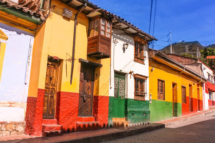 Farbenprächtige Häuser säumen die Strassen von Bogotà