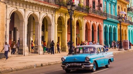 Oldtimer-Taxis chauffieren durch Havannas farbenfrohe Strassen