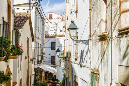 Romantische verwinkelte Gassen sind typisch für viele spanische Ortschaften