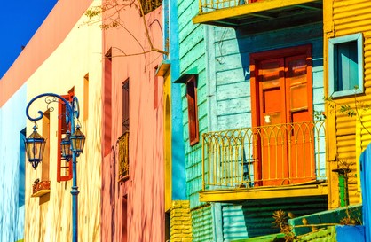 Farbige Fassaden in Buenos Aires – ein typisches Bild für Südamerika