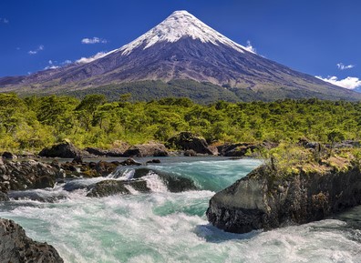Petrohue Wasserfälle vor dem Vulkan Osorno, Chile