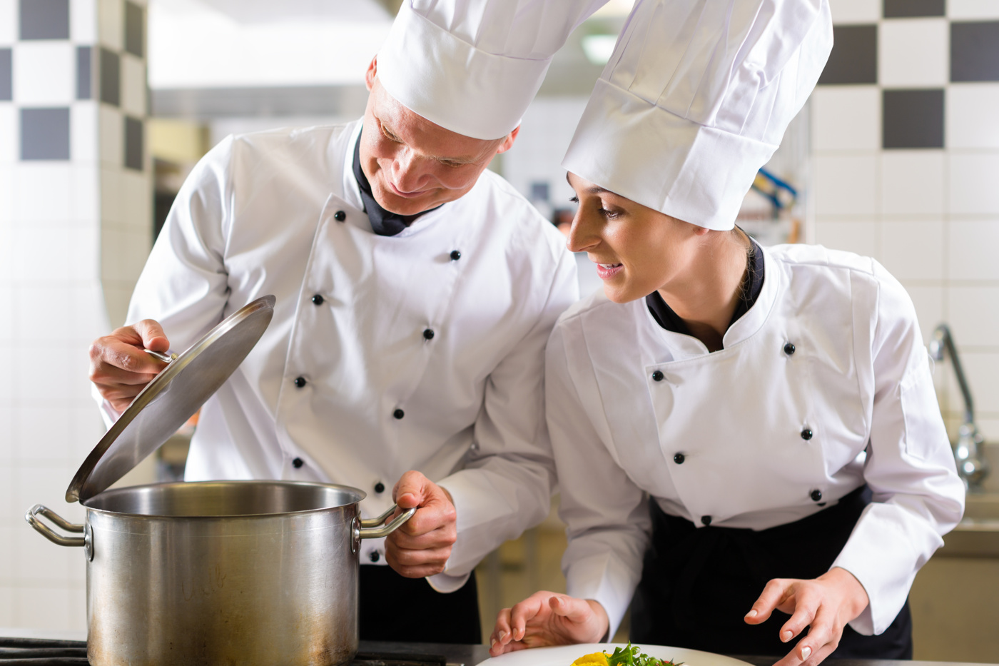 Un cuisinier diététique avec brevet fédéral est en cuisine et prépare une soupe saine.