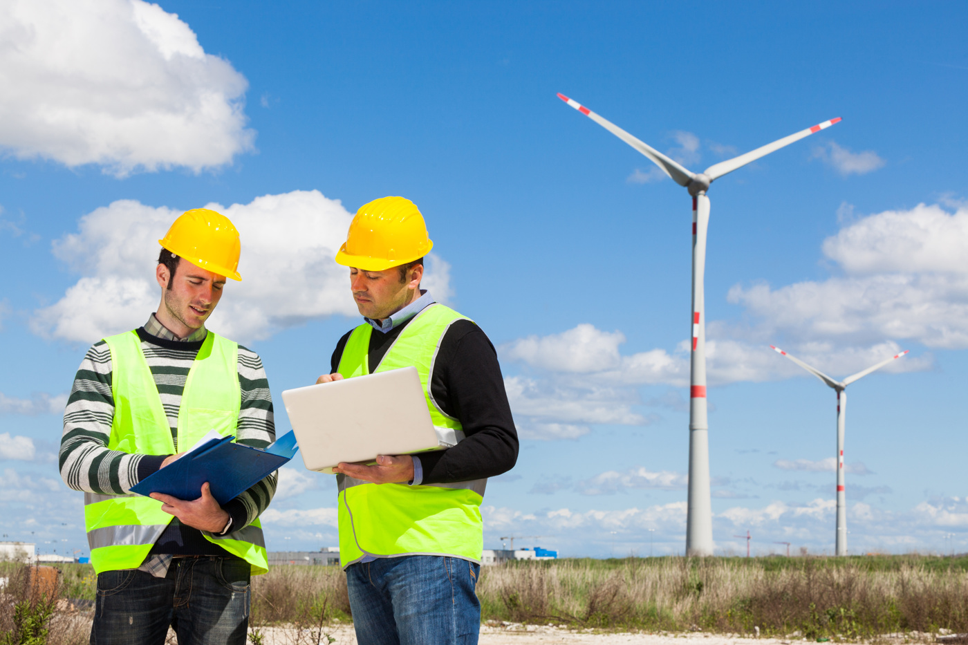Energie- und Umwelttechniker HF kontrollieren die Funktionsaktivität der Windräder mit geeigneten Messgeräten.