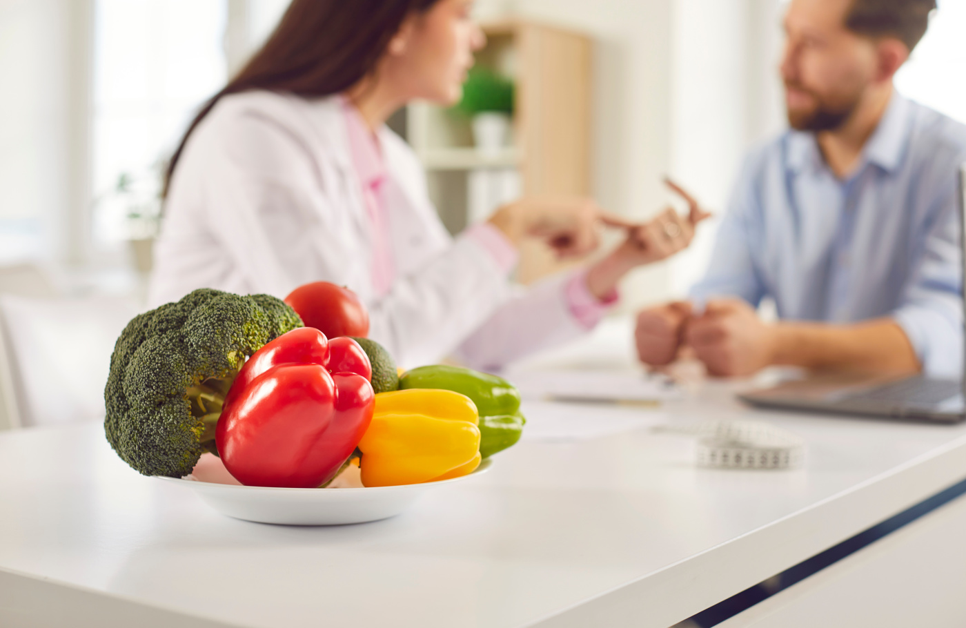 A nutritionist shows a client the benefits of a conscious and healthy diet.