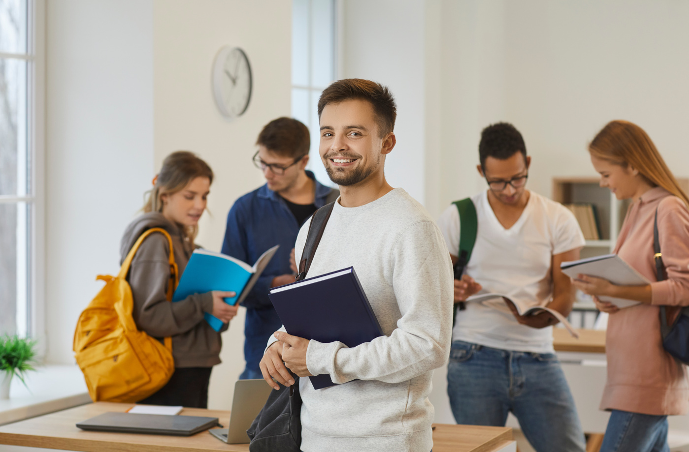 Des élèves d'une formation continue de diplôme de commerce discutent entre eux dans la salle de classe.
