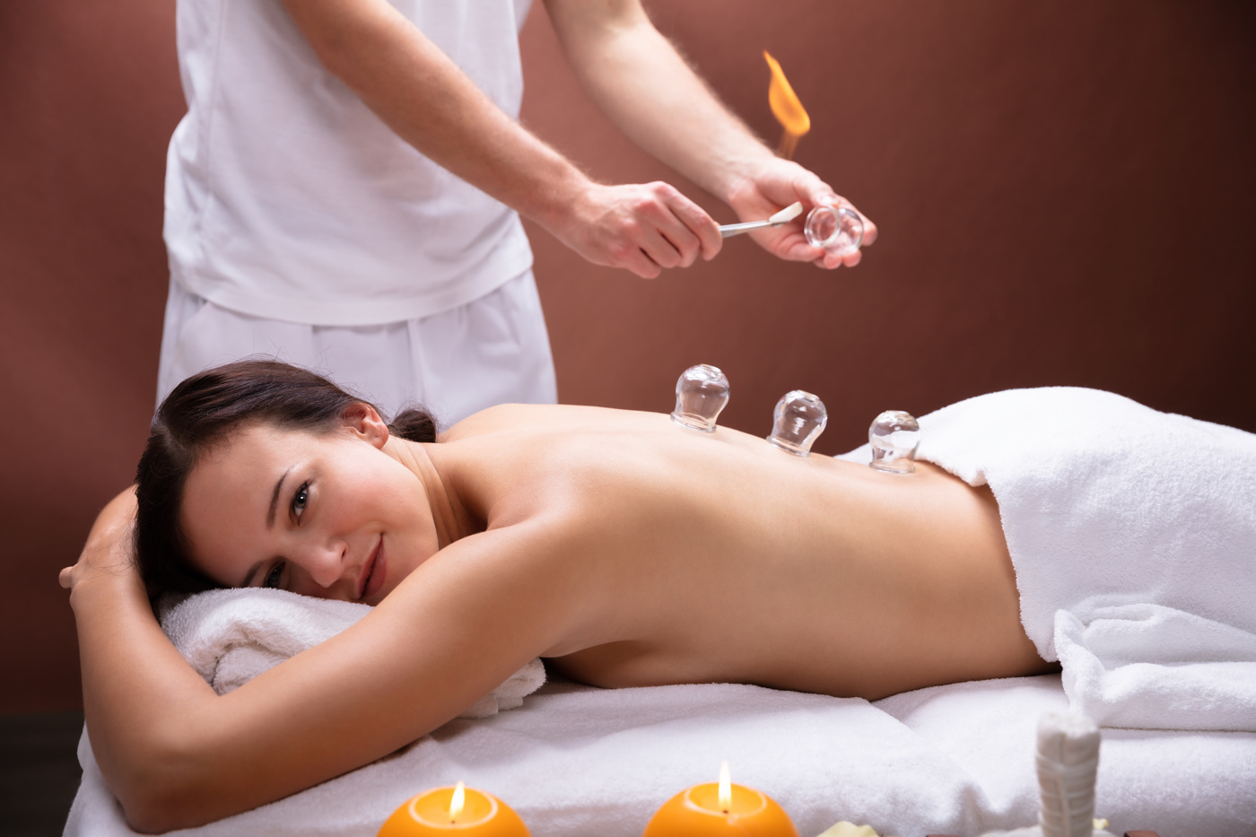 Un naturopata con diploma federale tratta un paziente con la coppettazione, un metodo di guarigione collaudato della medicina tradizionale cinese (MTC).