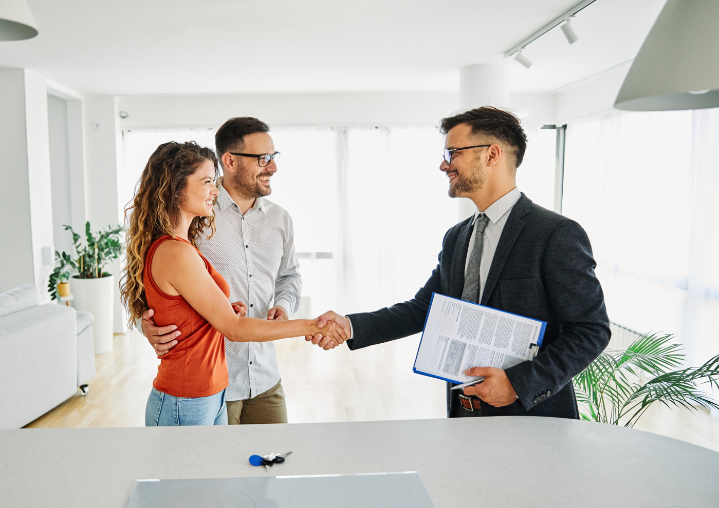Real estate manager with Federal Diploma of Higher Education (formerly real estate manager) hands over the keys to the apartment to the new tenants.