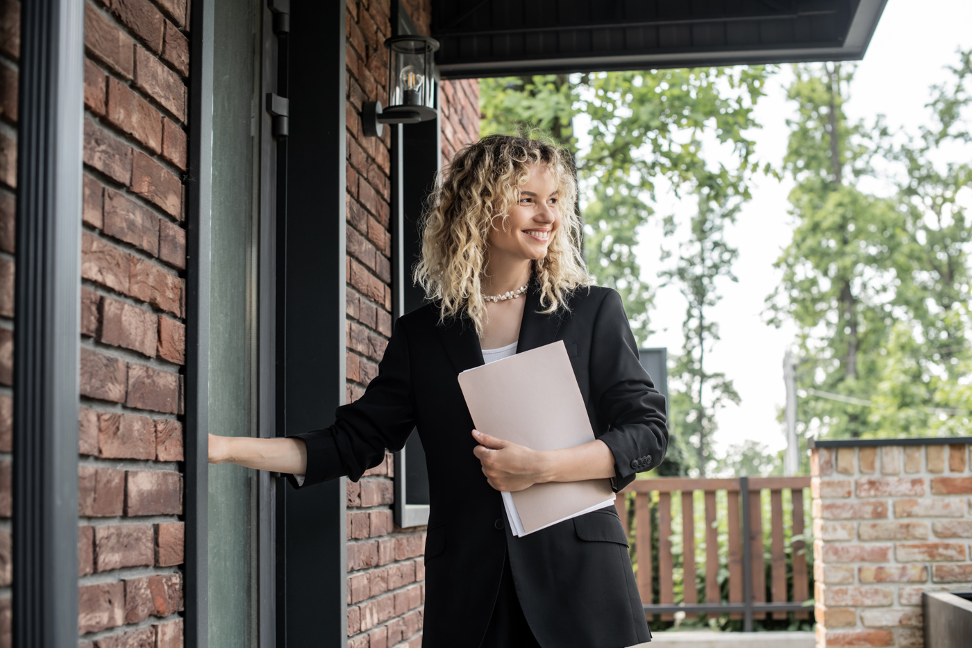 A real estate trustee with a federal diploma opens a house for clients.