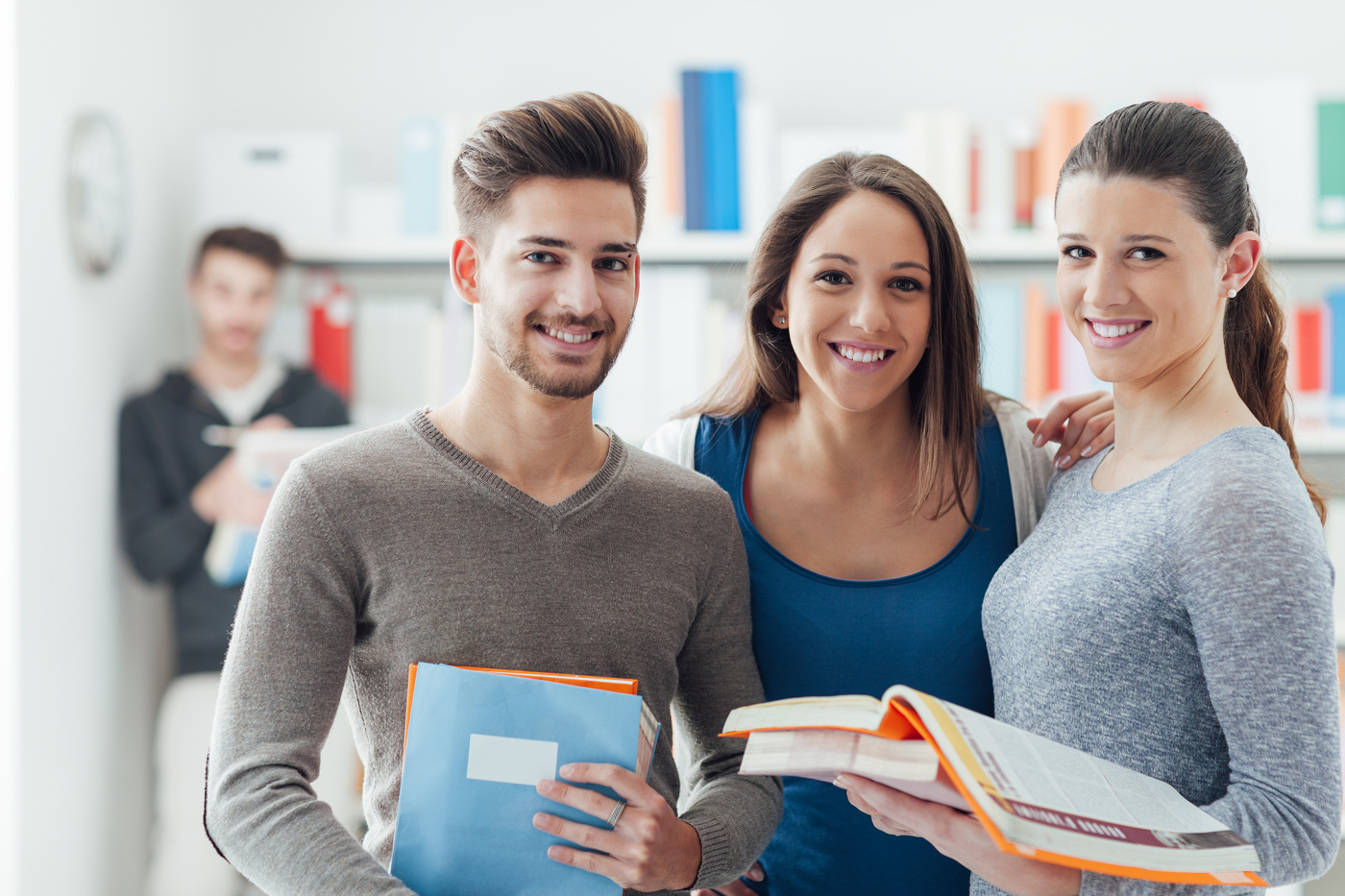 Les élèves qui suivent un apprentissage d'employé(e) de commerce sourient à la caméra.