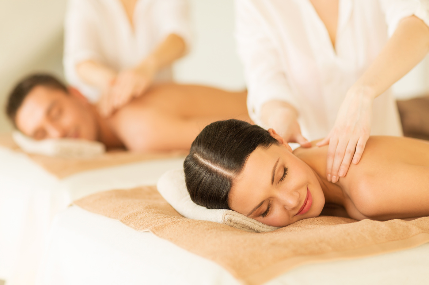Un couple s'offre un massage classique relaxant.