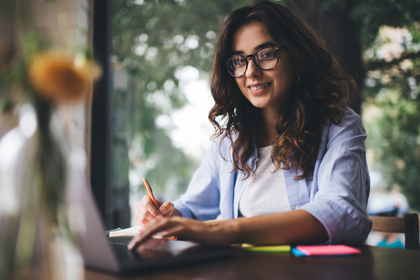 A communications specialist with a Federal Diploma of Higher Education supervises the implementation of a communication campaign.