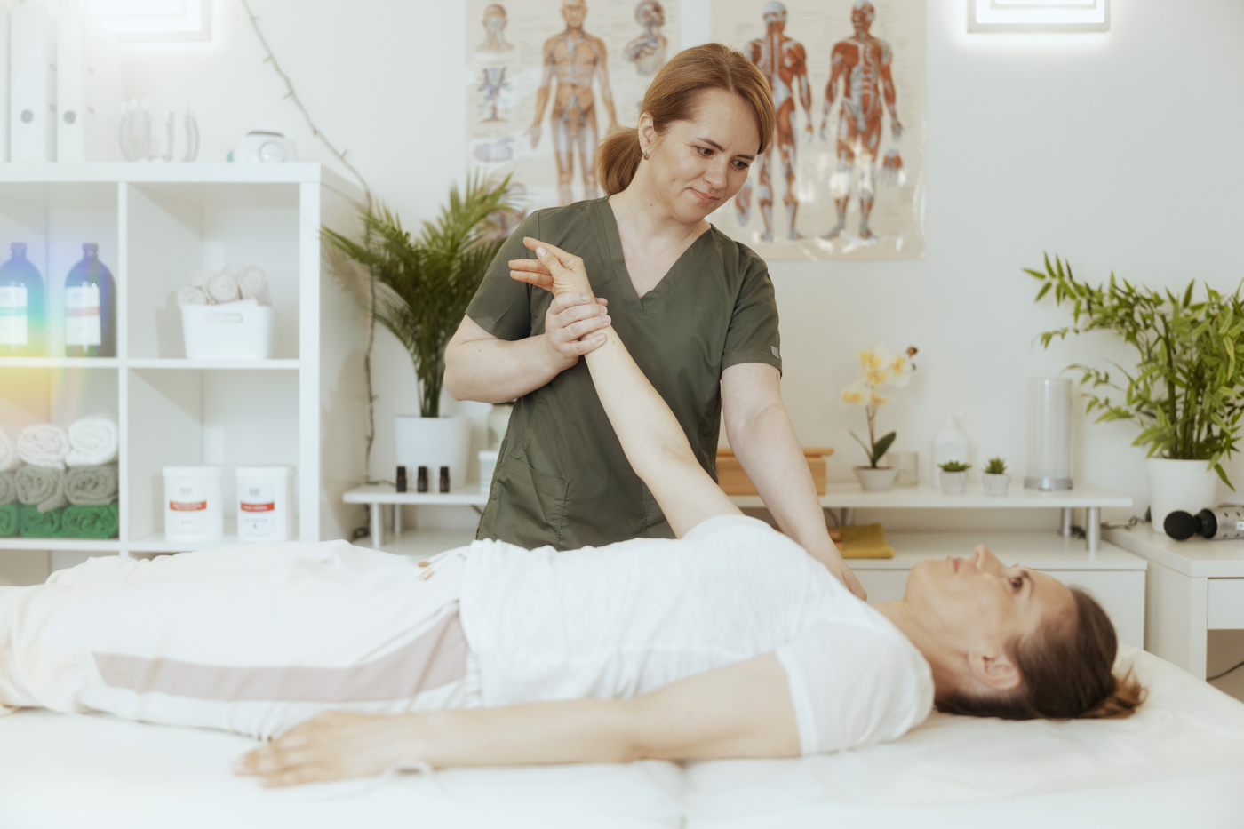 Un terapeuta complementare utilizza il lavoro sul movimento per stimolare i poteri di autoregolazione del paziente.