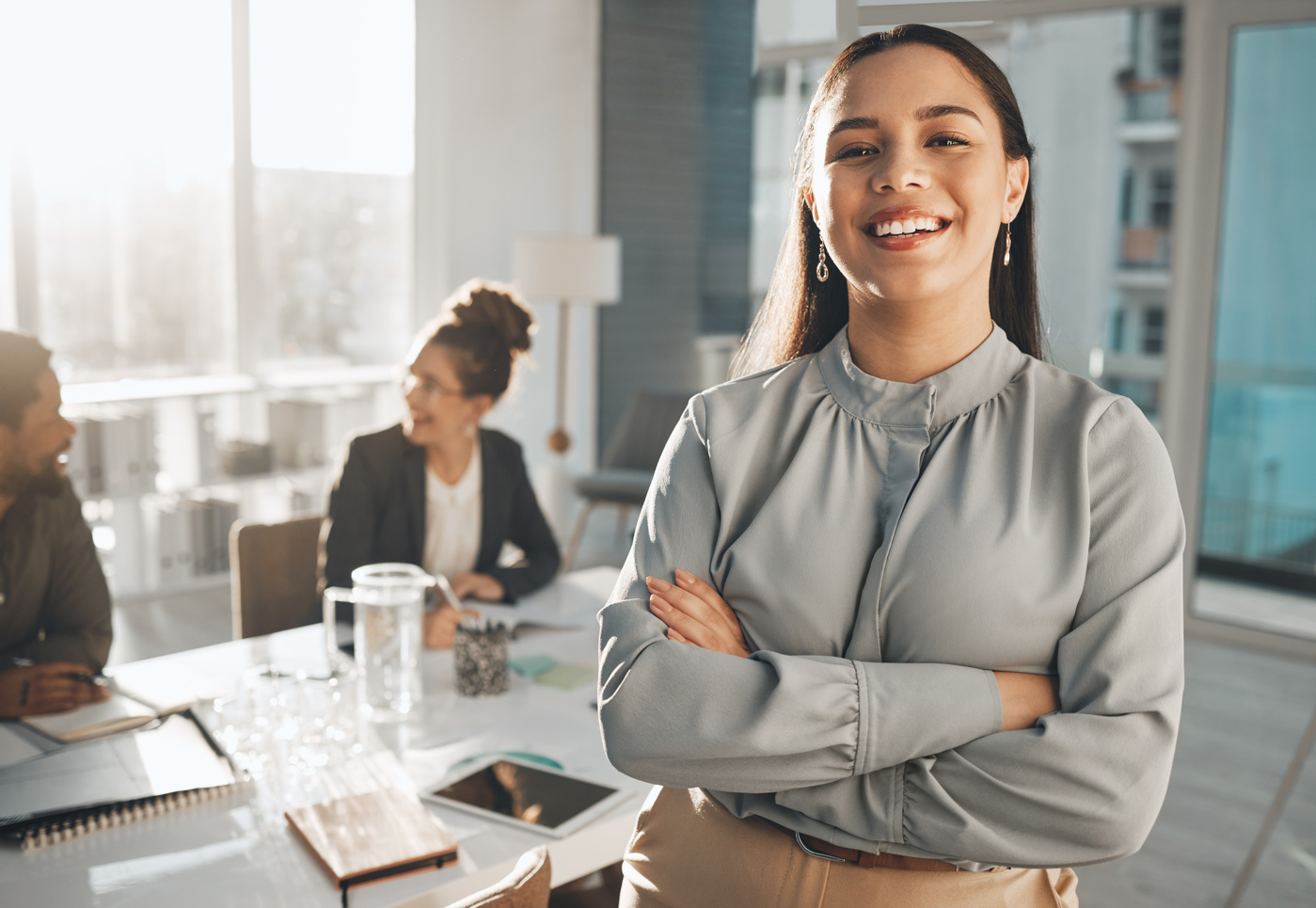 Une femme participe à une réunion de leadership avec d'autres femmes et hommes.